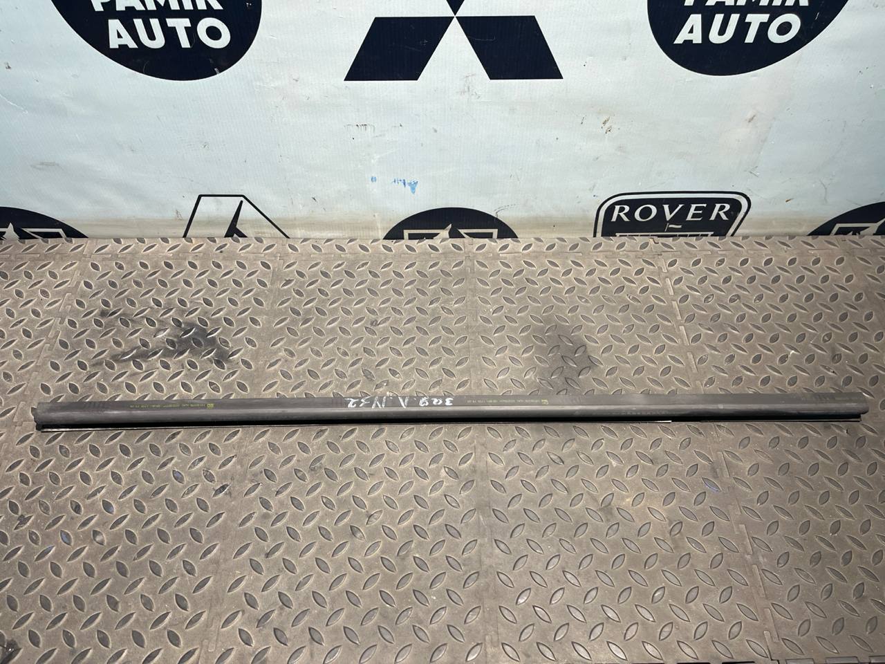 Уплотнитель двери задний левый Opel Zafira/B 2005-2014