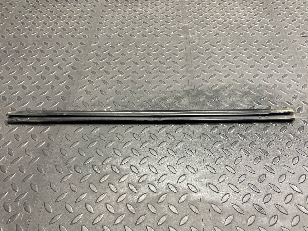 Уплотнитель двери задний правый Mercedes C/W202 1993-2001