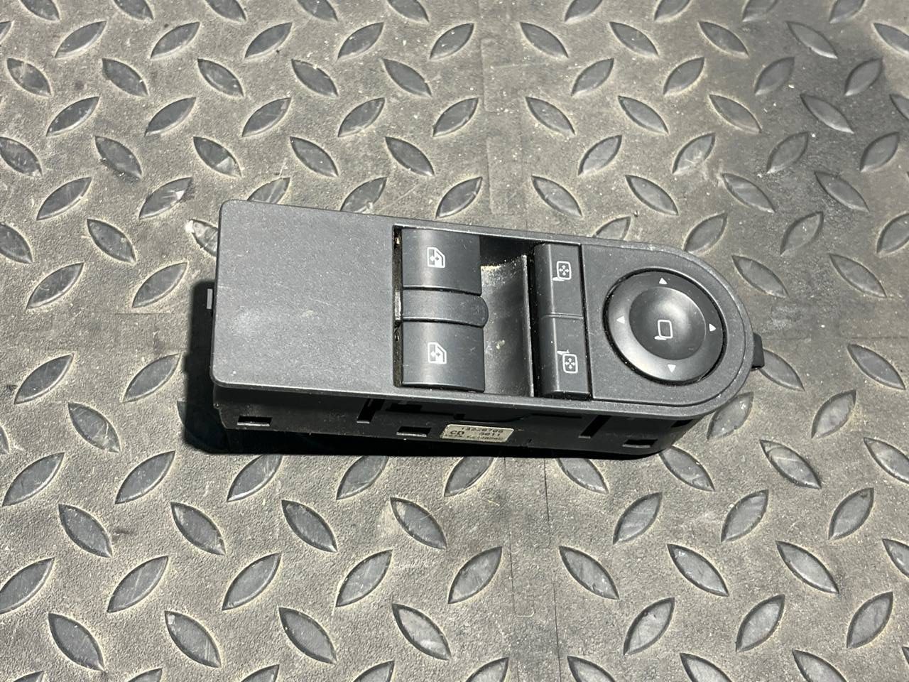 Блок управления стеклоподъемниками Opel Zafira/B 2005-2014