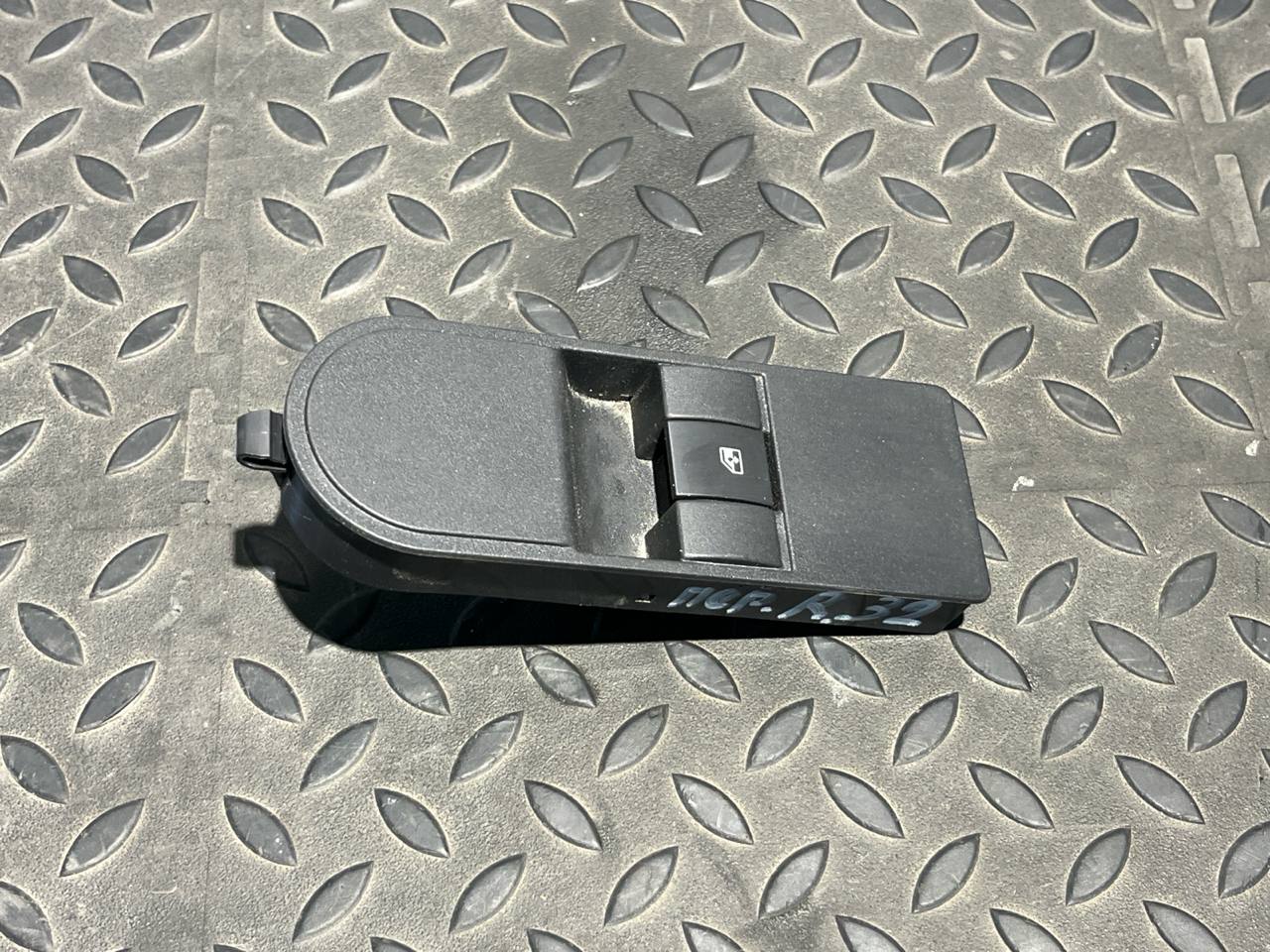 Кнопка стеклоподъемника передняя правая Opel Zafira/B 2005-2014