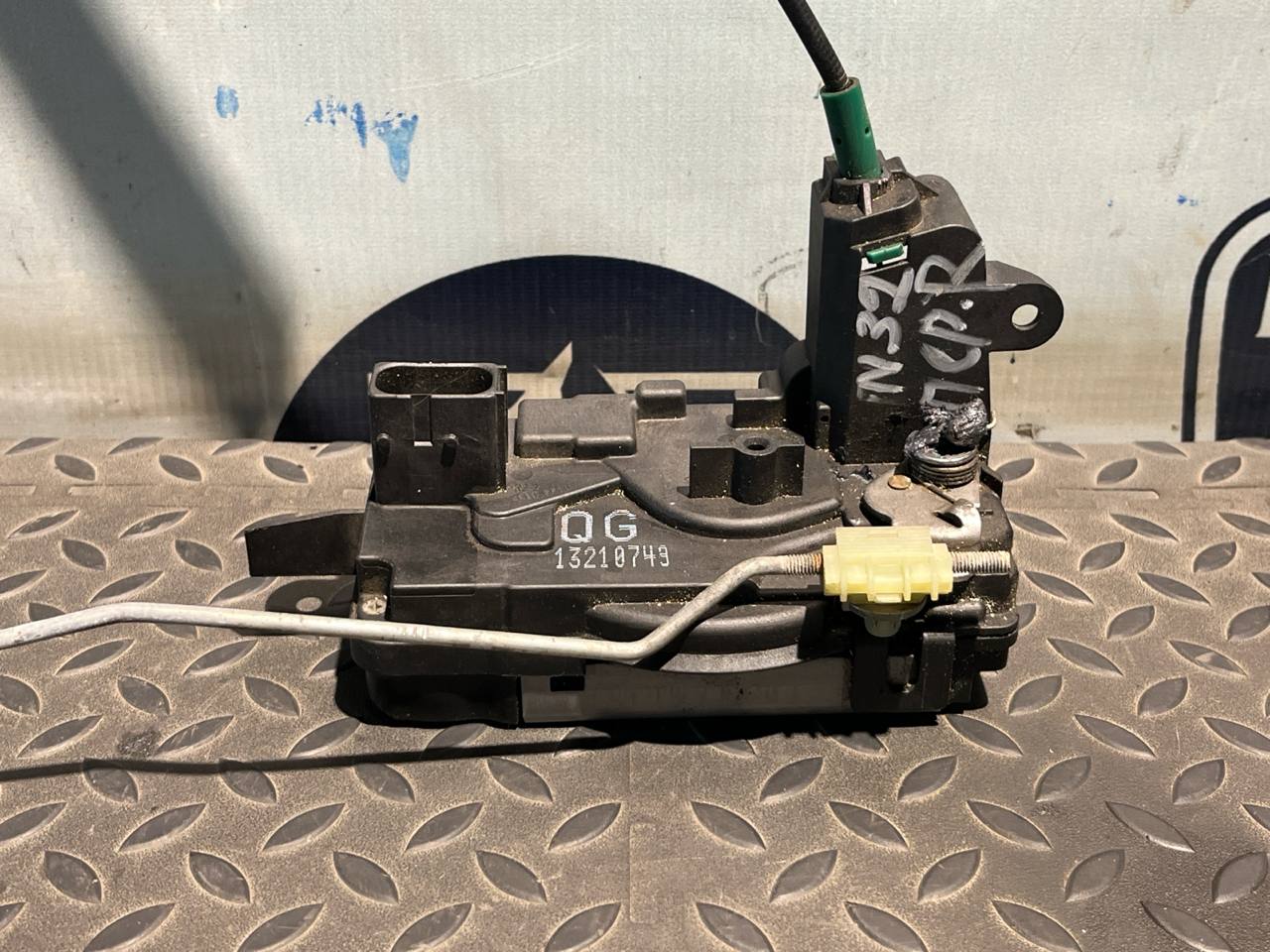 Замок двери передний правый Opel Zafira/B 2005-2014