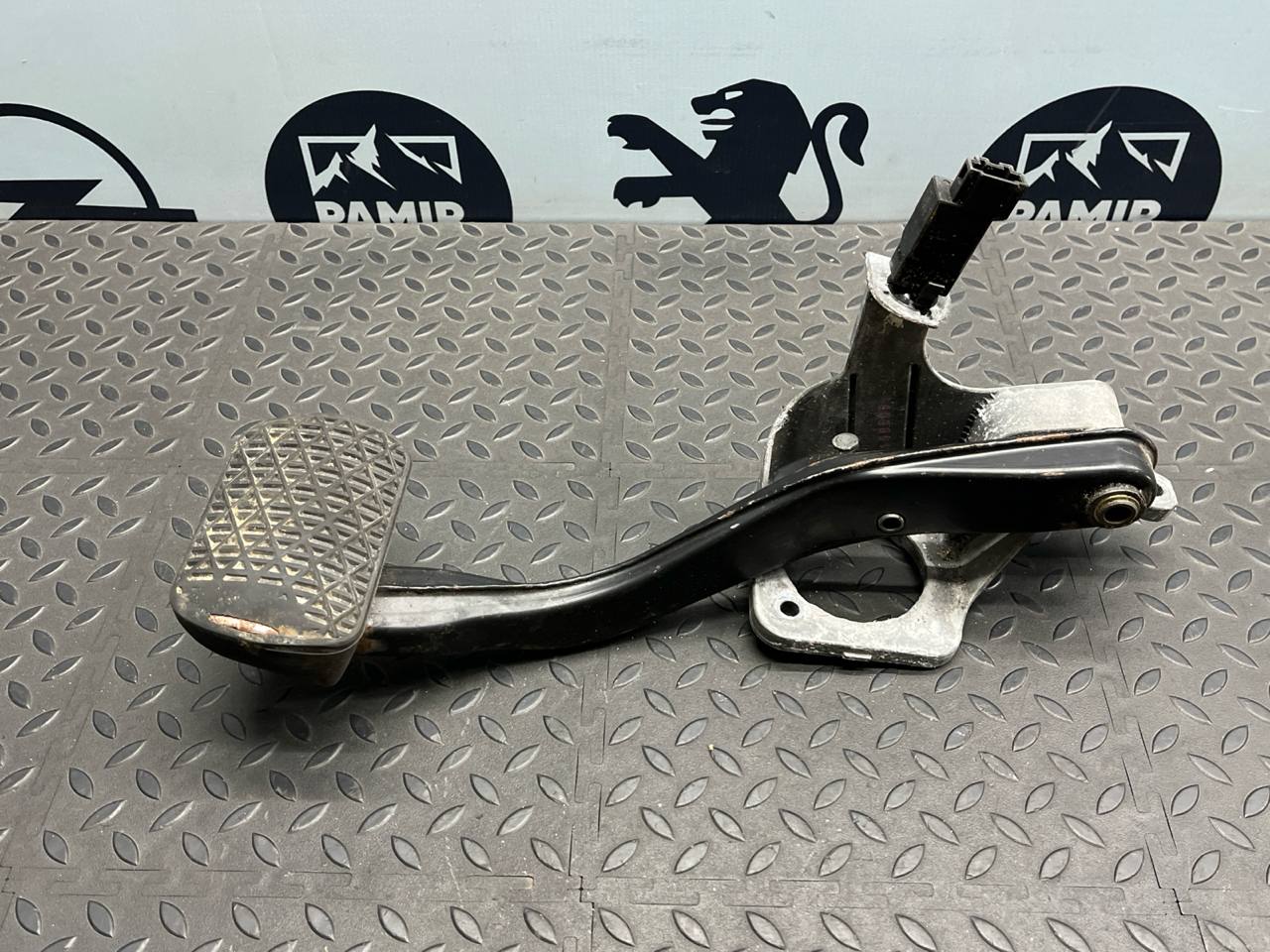 Педаль тормоза Mercedes E/W211 2002-2009