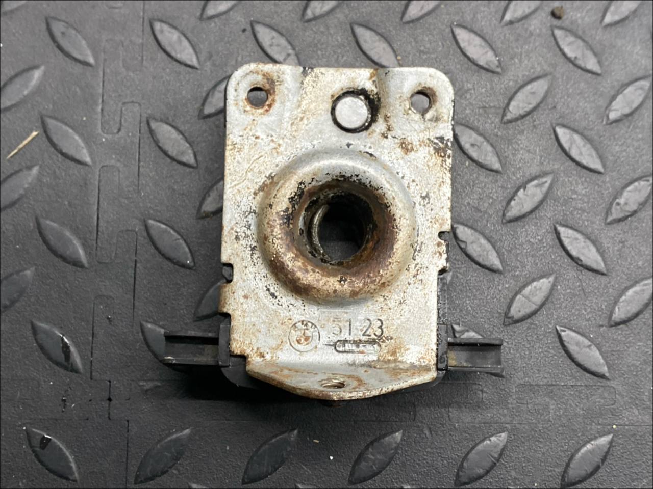 Замок капота BMW 3/E46 1998-2007