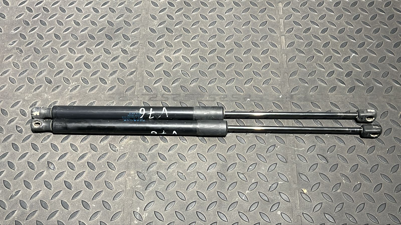 Амортизатор двери багажника Opel Zafira/B 2005-2014