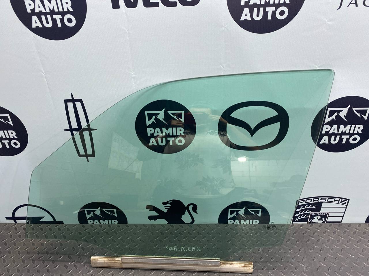 Стекло двери переднее левое Mercedes C/W202 1993-2001