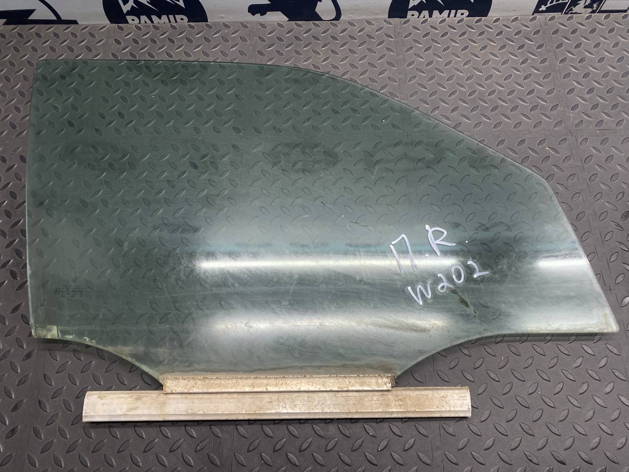 Стекло двери переднее правое Mercedes C/W202 1993-2001