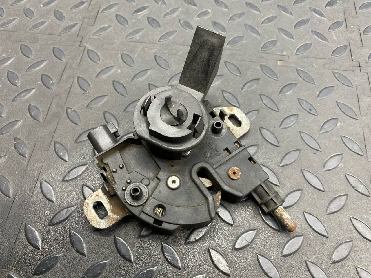 Замок капота Ford Focus/2 2004-2011