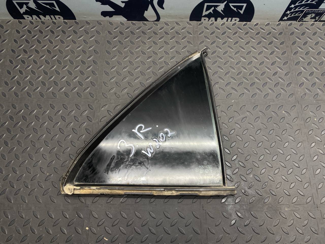 Форточка двери задняя правая Mercedes C/W202 1993-2001