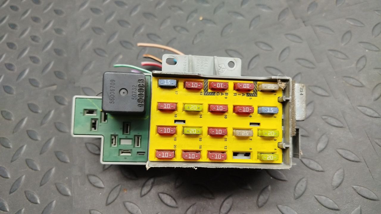 Блок предохранителей Chrysler PT Cruiser 2000-2010