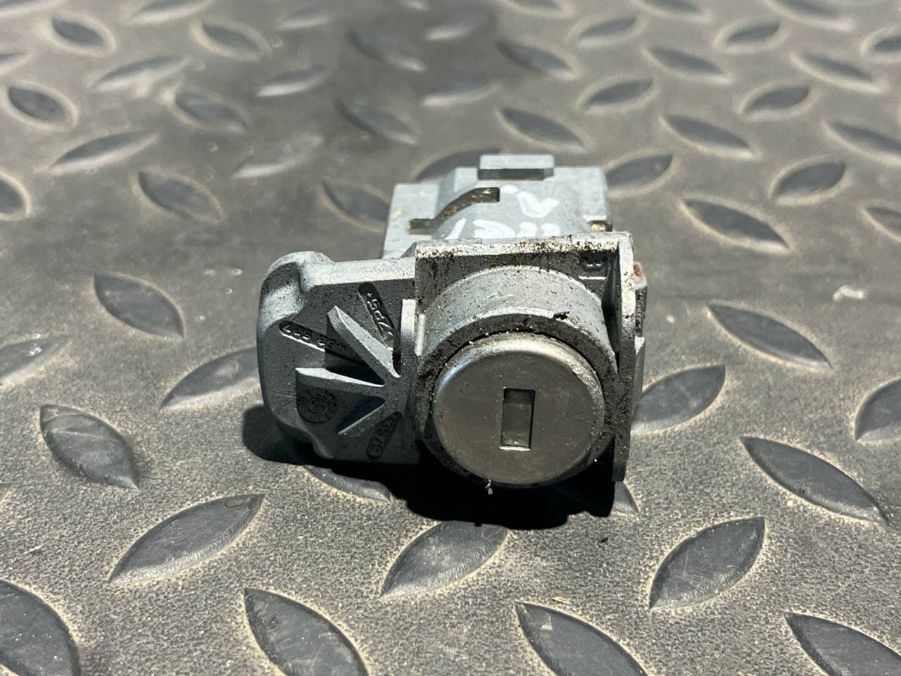 Личинка замка двери Opel Zafira/B 2005-2014