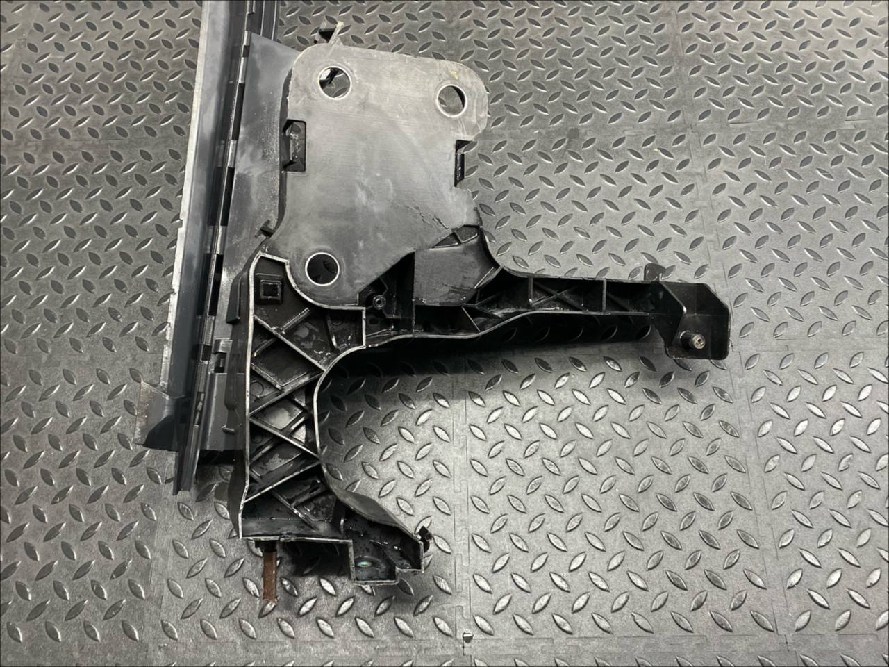 Кронштейн фары левый Renault Scenic/2 2003-2009