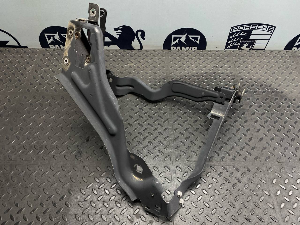 Кронштейн фары правый Mercedes C/W204 2006-2015