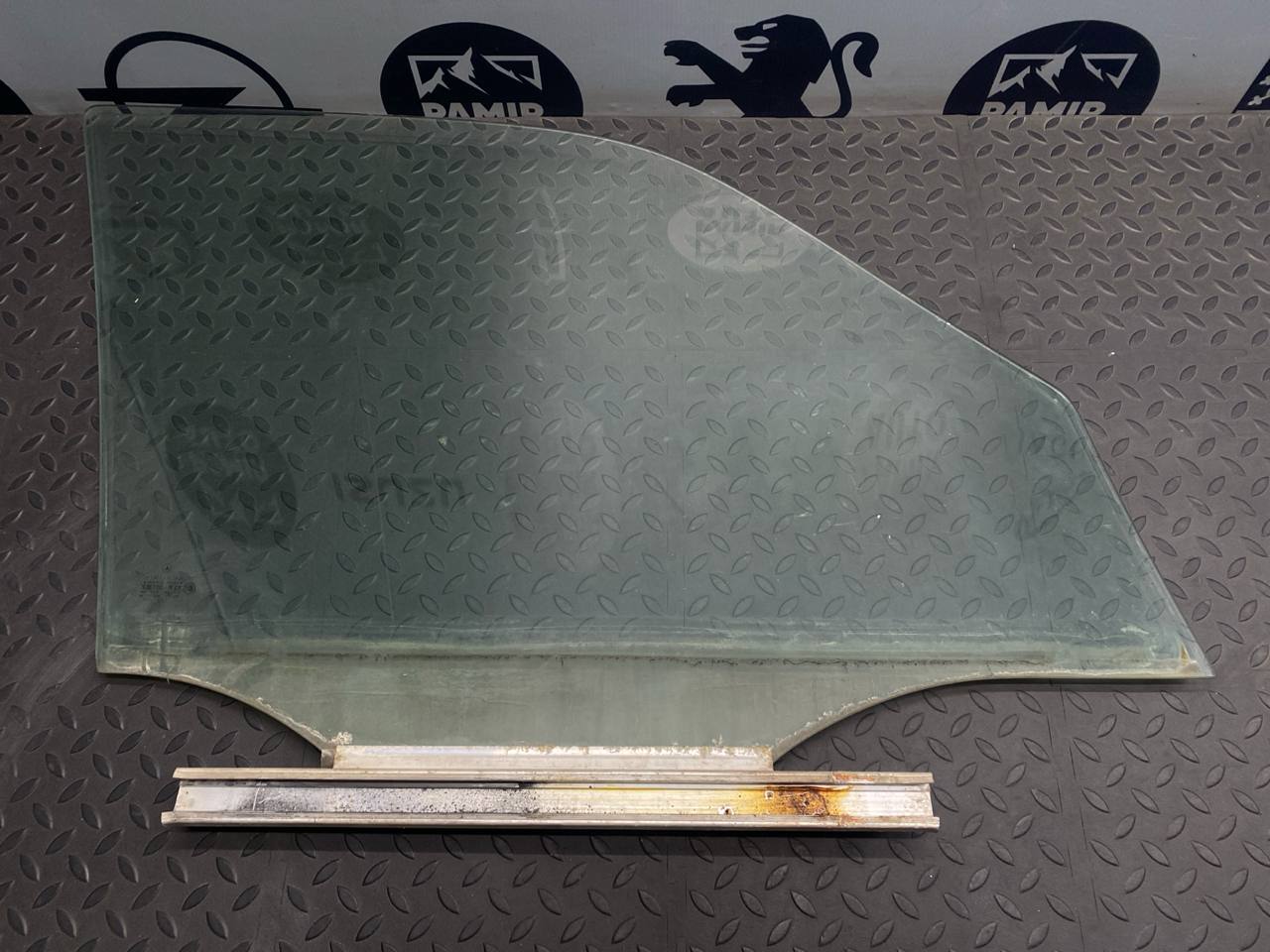 Стекло двери переднее левое Mercedes C/W202 1993-2001
