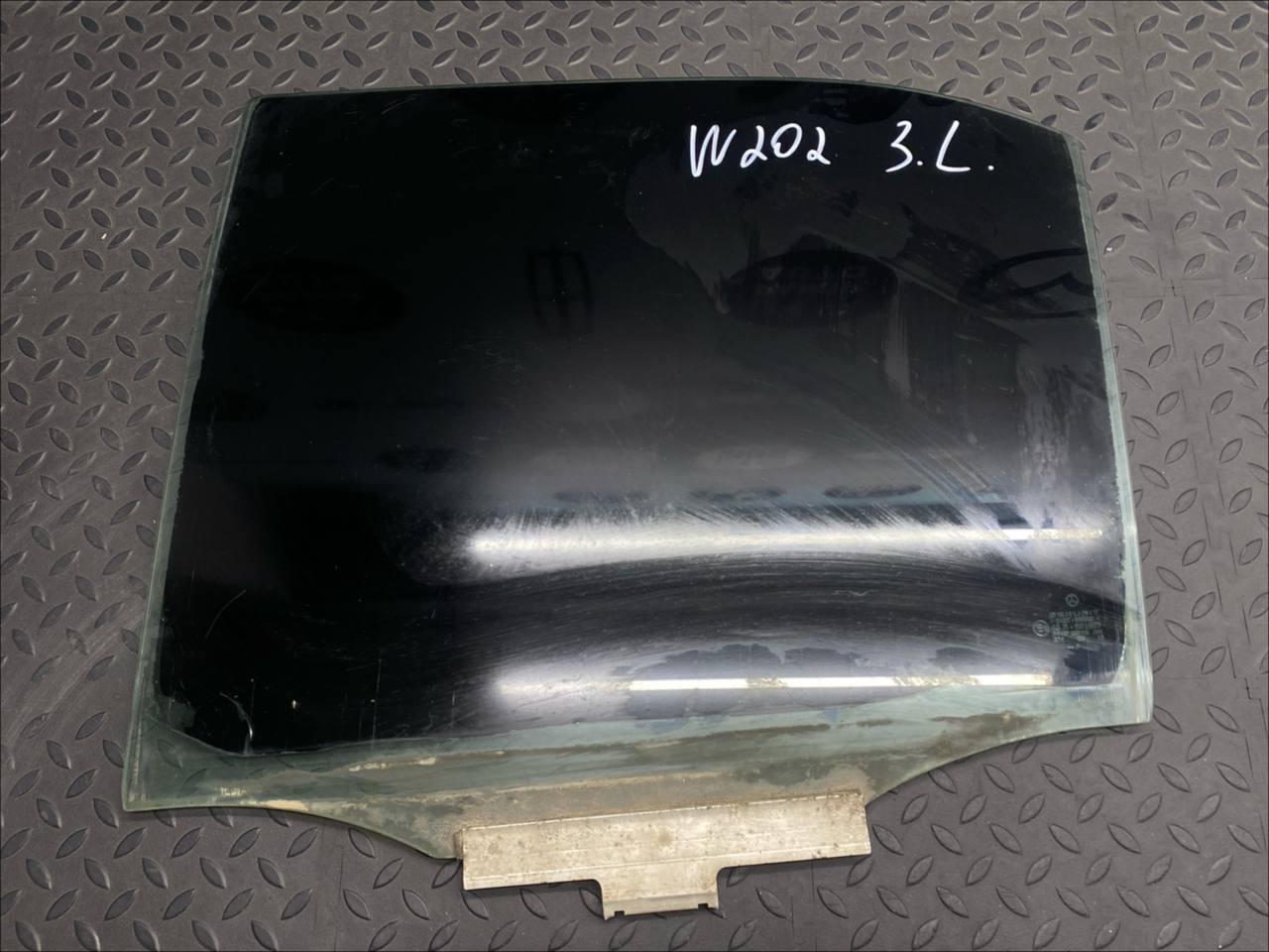 Стекло двери заднее левое Mercedes C/W202 1993-2001