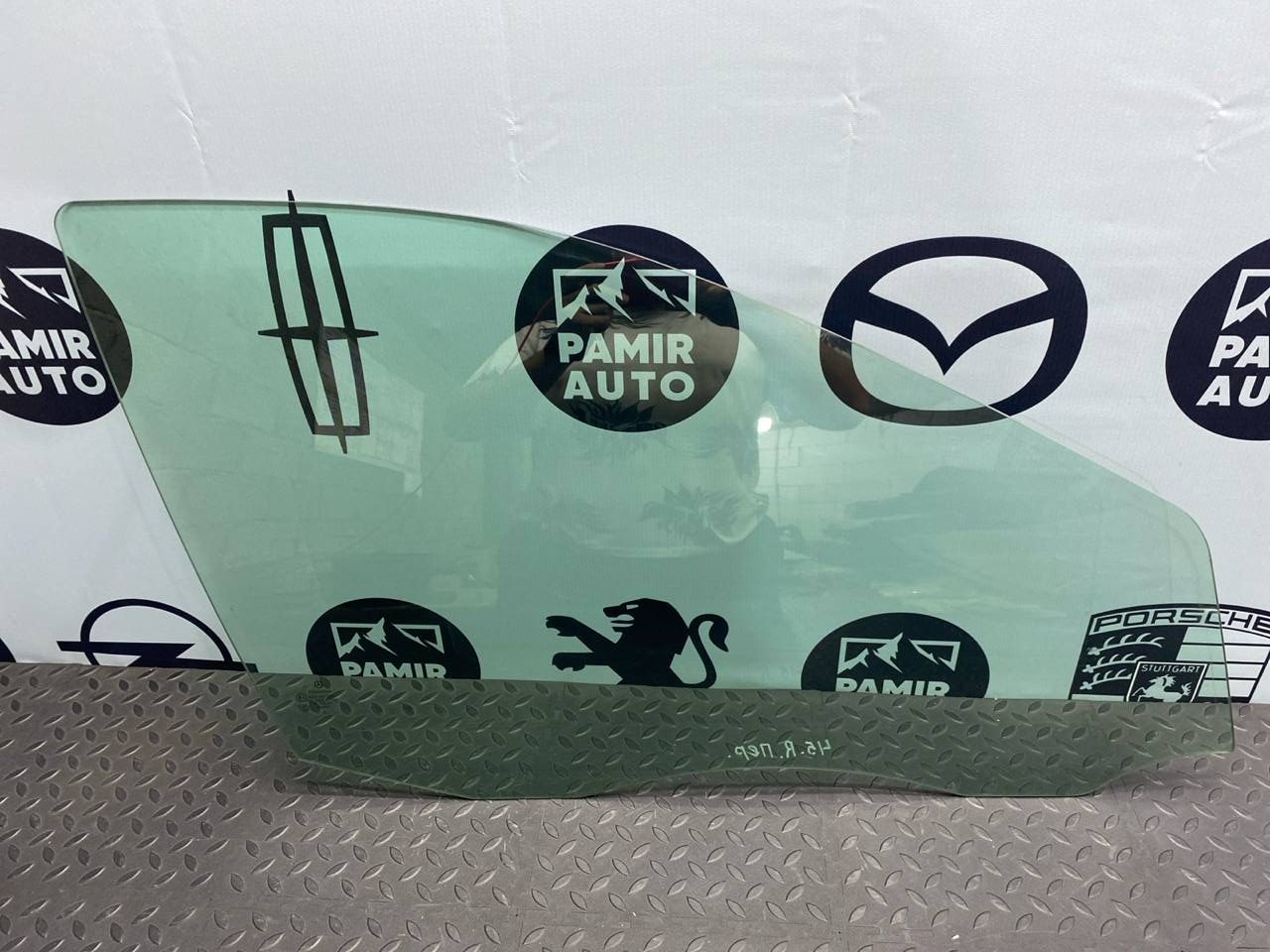 Стекло двери переднее правое Mercedes C/W203 2000-2008