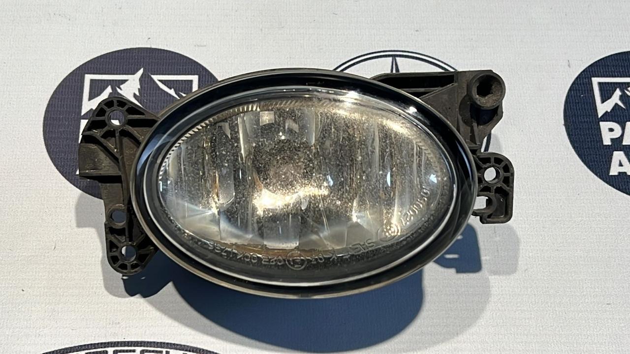 Фара противотуманная левая Mercedes E/W211 2002-2009