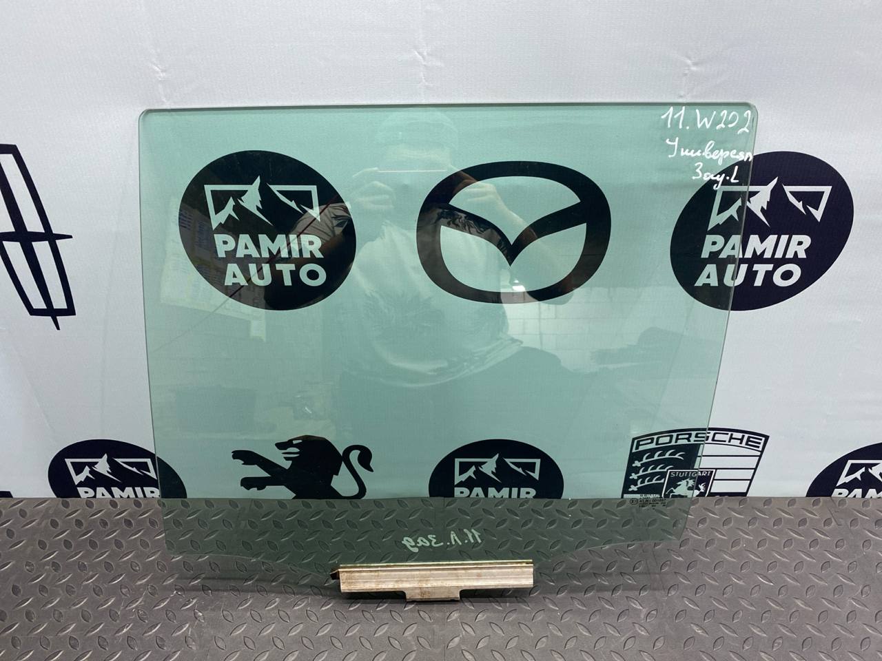 Стекло двери заднее левое Mercedes C/W202 1993-2001