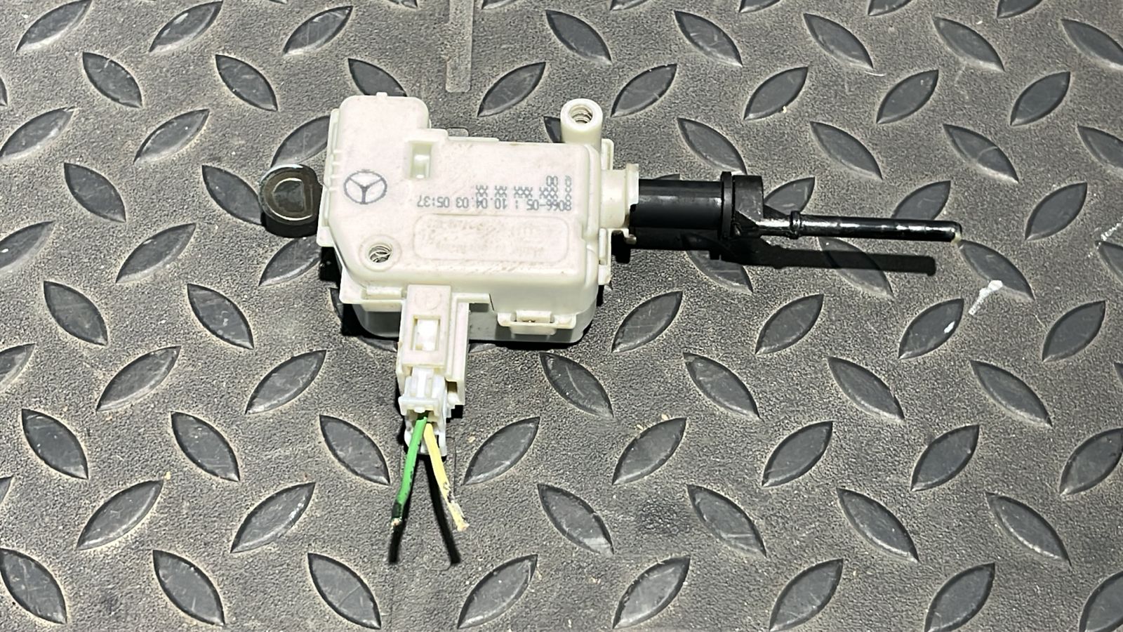 Активатор замка крышки топливного бака Mercedes M/W163 1997-2005