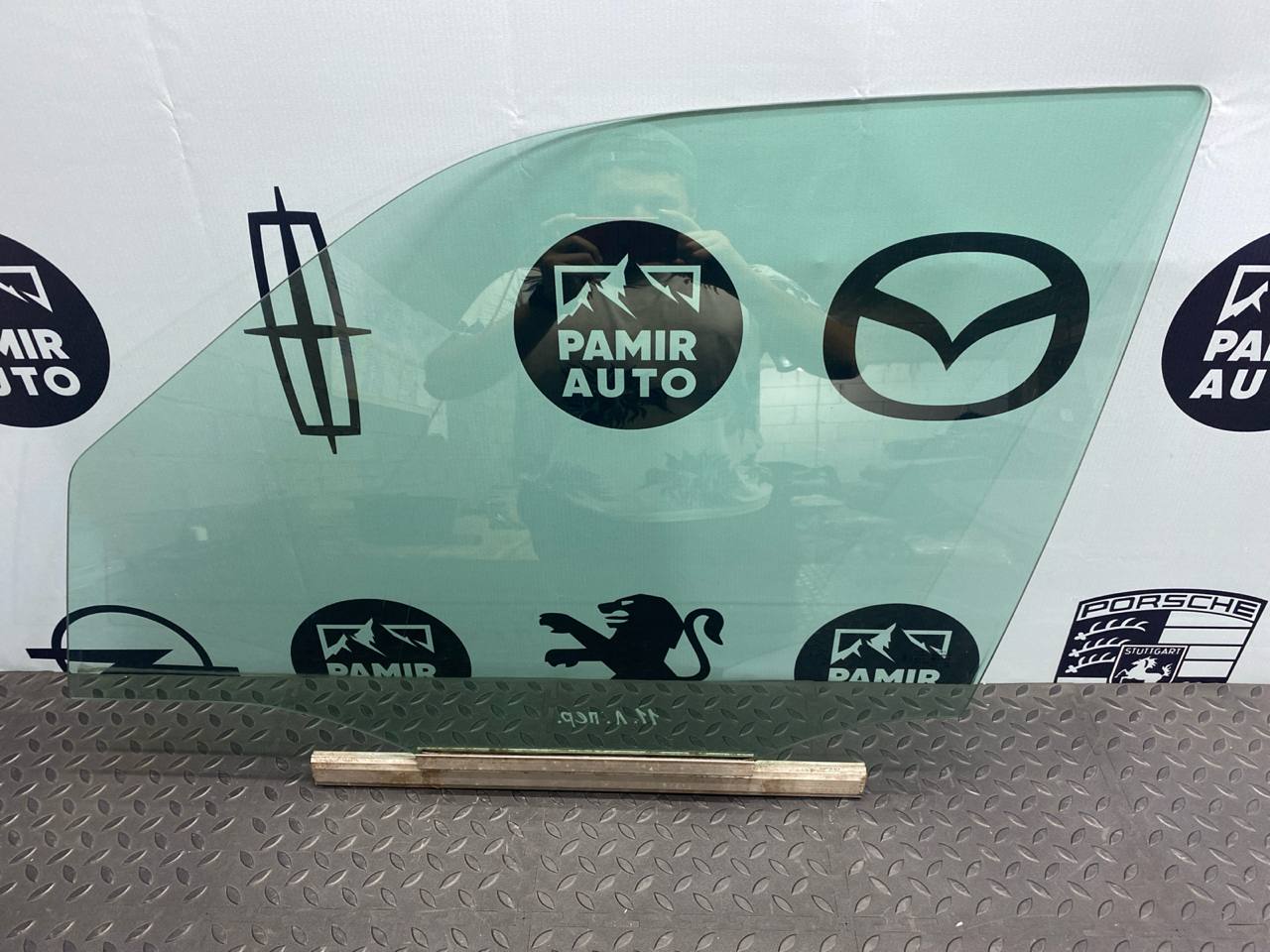 Стекло двери переднее левое Mercedes C/W202 1993-2001