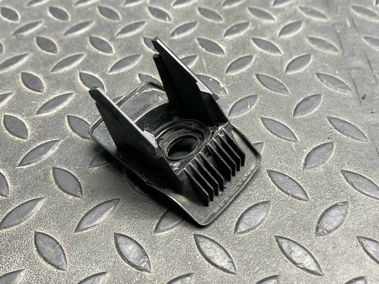 Кронштейн подголовника Mercedes C/W202 1993-2001