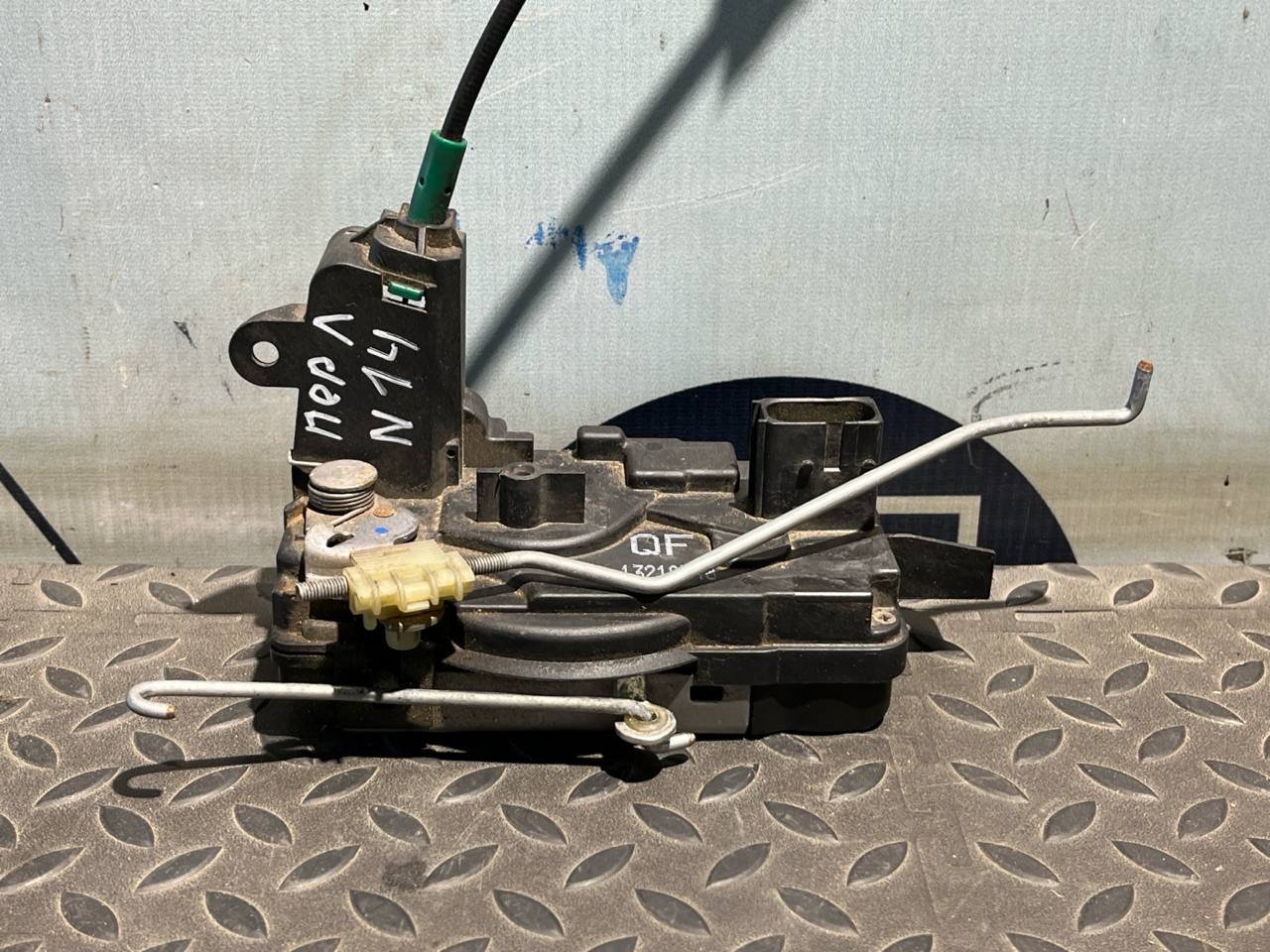 Замок двери передний левый Opel Zafira/B 2005-2014