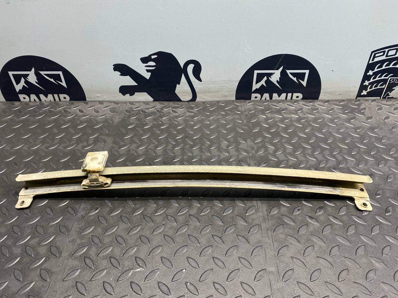 Направляющая стекла двери передняя левая Mercedes C/W202 1993-2001