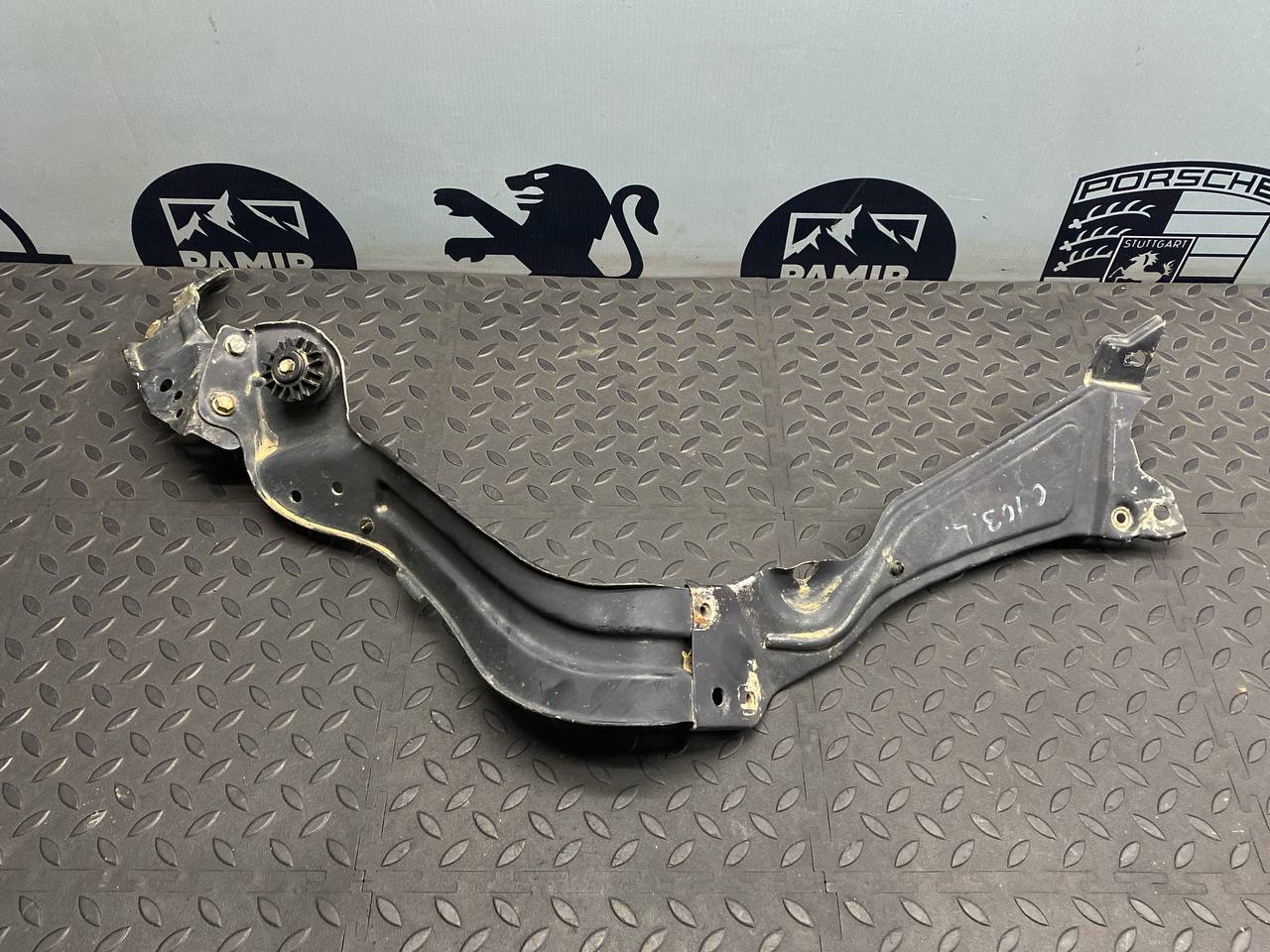 Кронштейн фары левый Mercedes C/W203 2000-2008