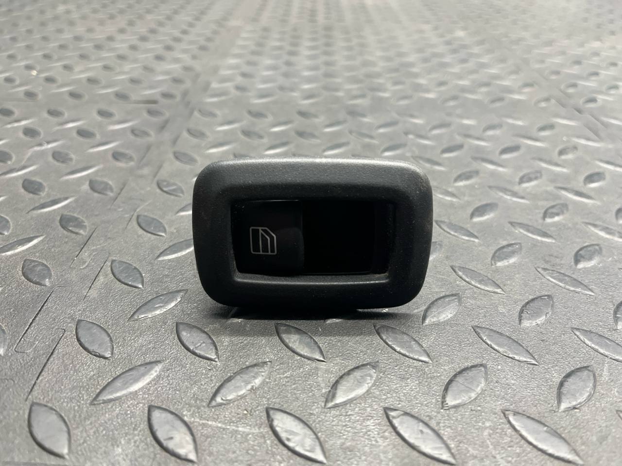 Кнопка стеклоподъемника Mercedes B/W245 2005-2011