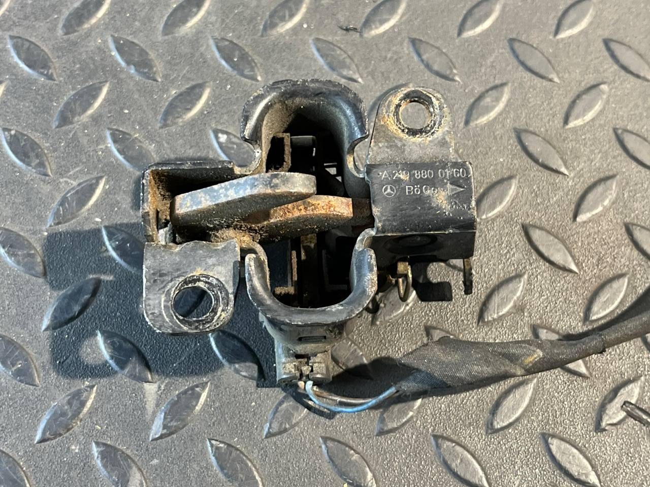 Замок капота Mercedes M/W164 2005-2011
