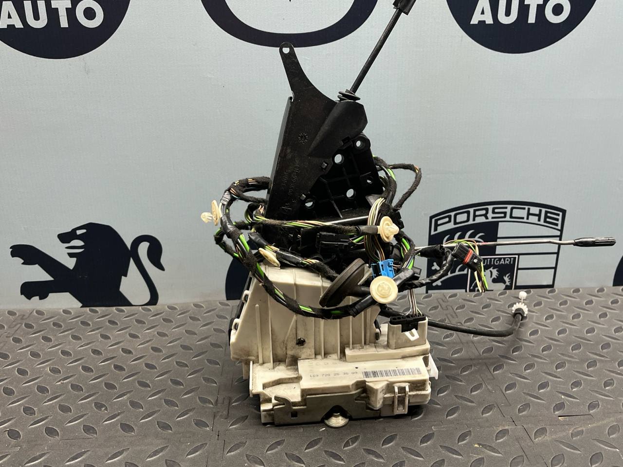 Замок двери передний левый Mercedes B/W245 2005-2011