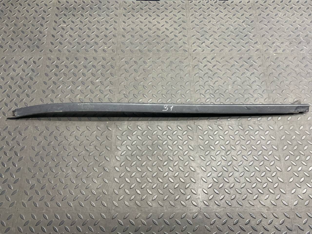 Молдинг лобового стекла правый Mercedes E/W210 1995-2003