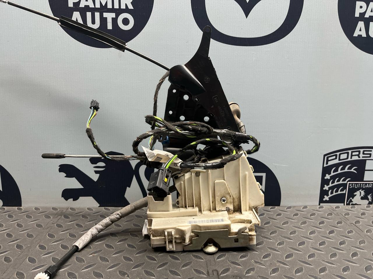 Замок двери передний правый Mercedes B/W245 2005-2011