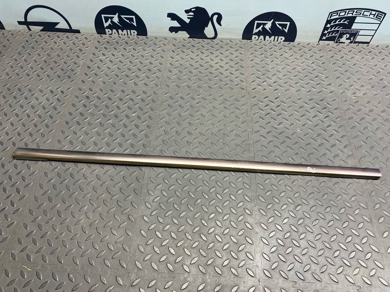 Уплотнитель двери передний левый Mercedes C/W203 2000-2008