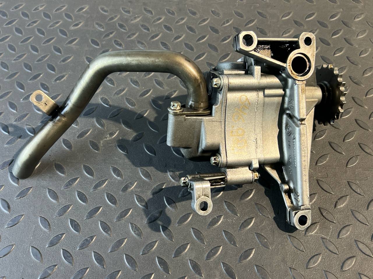 Насос масляный Mercedes E/W211 2002-2009