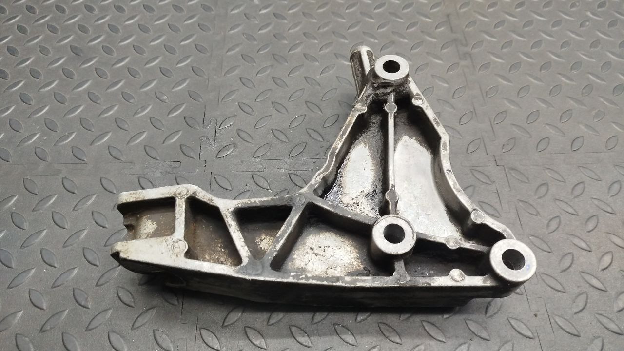 Кронштейн опоры двигателя Opel Astra/H 2004-2014