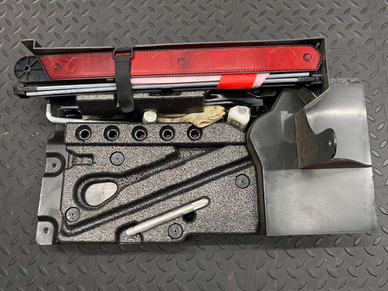 Ящик для инструментов Mercedes C/W203 2000-2008