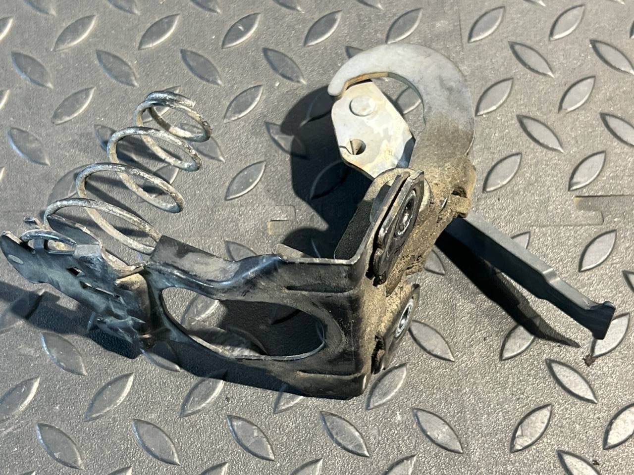 Замок капота Mercedes E/W210 1995-2003