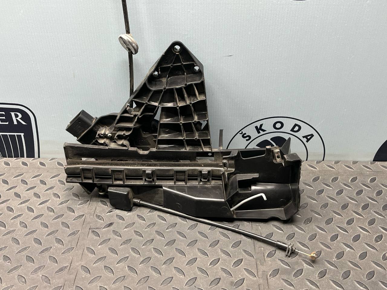 Замок двери передний левый Ford Focus/2 2004-2011