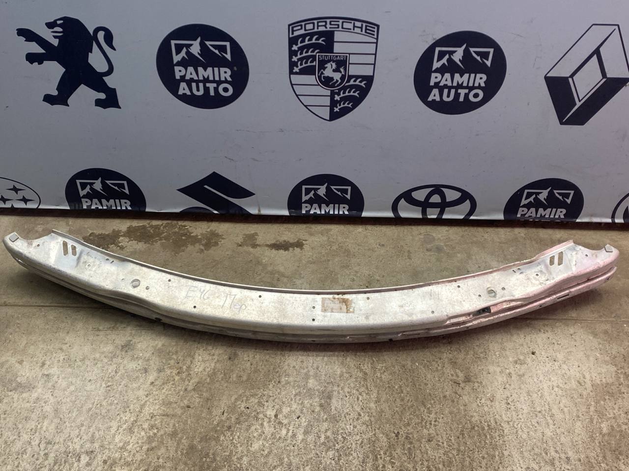 Усилитель бампера передний BMW 3/E46 1998-2007