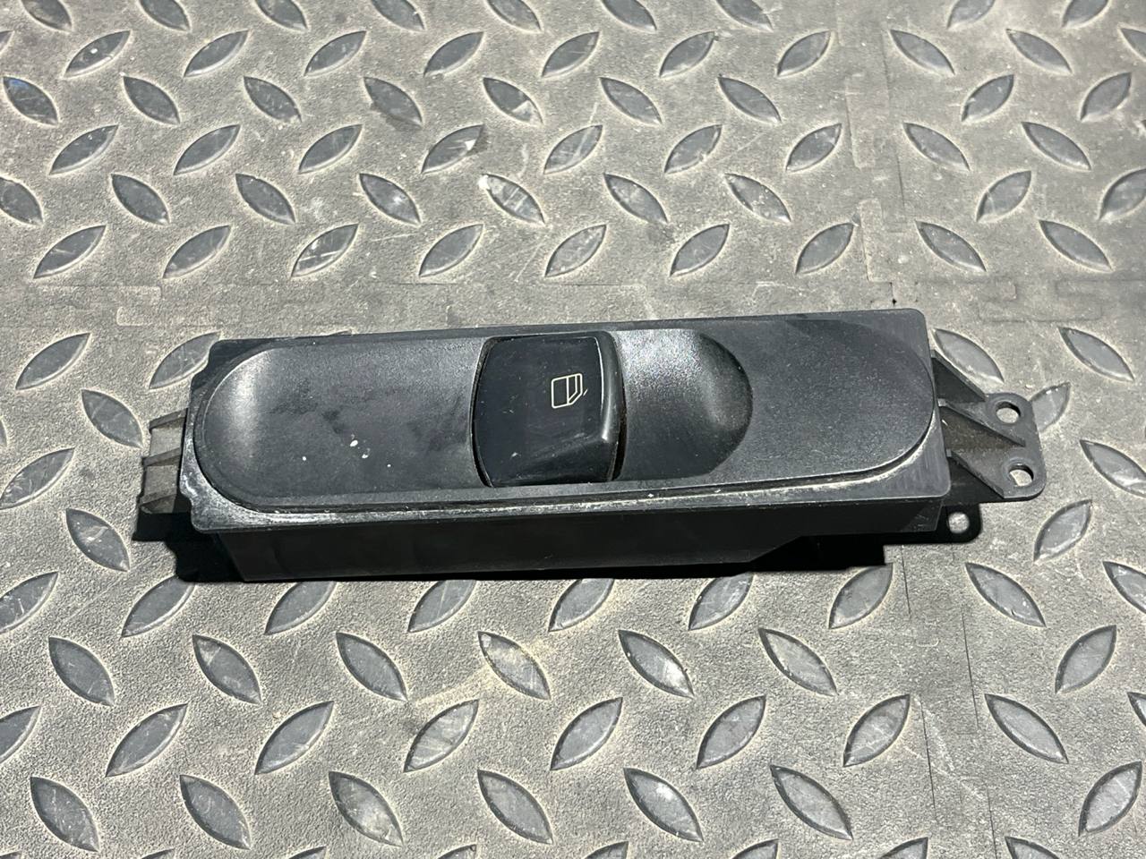Кнопка стеклоподъемника передняя левая Mercedes Vito/W639 2003-2014