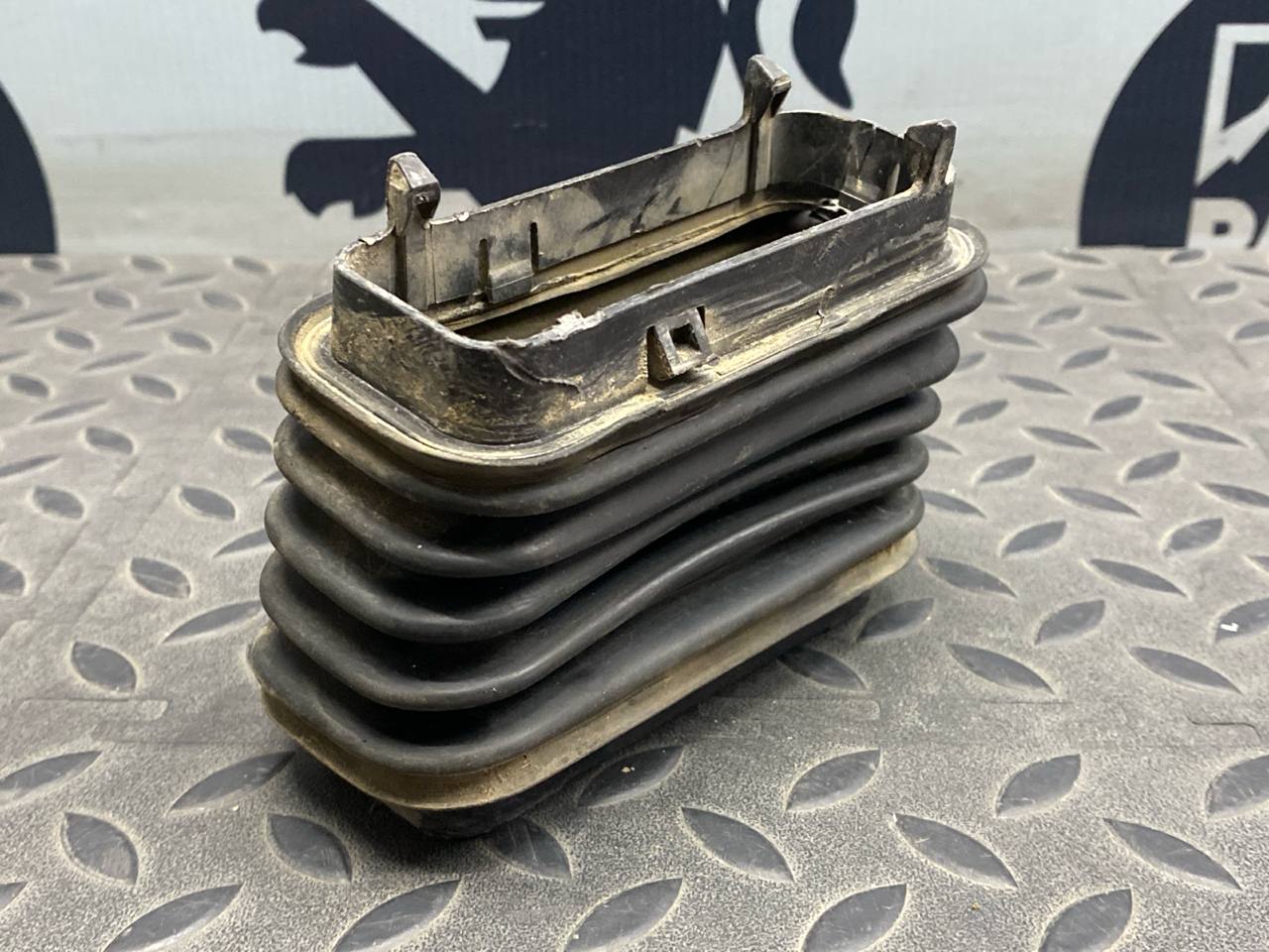 Кожух проводки двери передний правый Mercedes C/W202 1993-2001