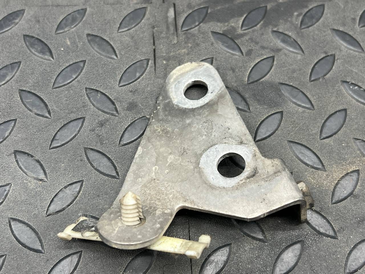 Кронштейн трубки EGR Ford Transit 2006-2013