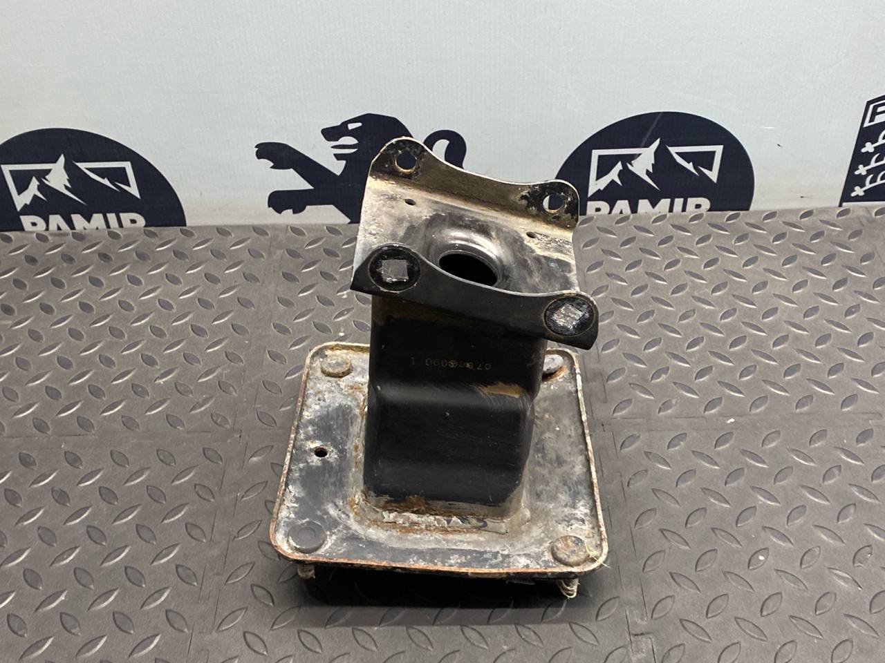 Кронштейн усилителя бампера задний левый Mercedes M/W164 2005-2011