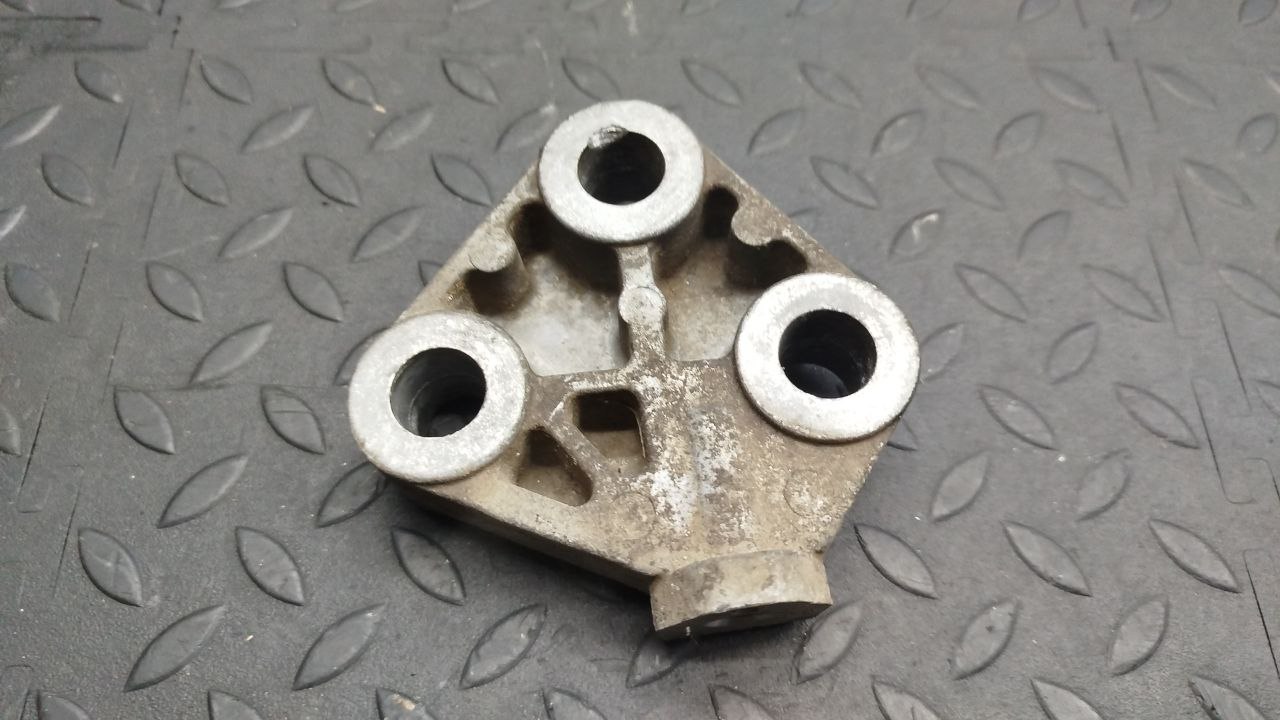 Кронштейн опоры двигателя Opel Astra/H 2004-2014