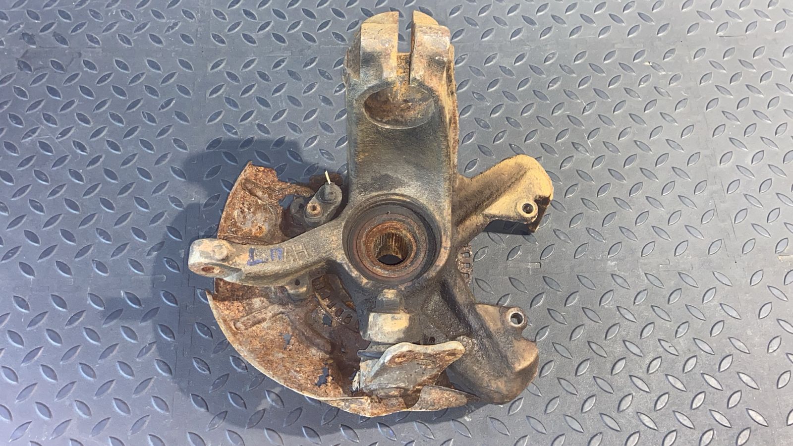 Кулак поворотный передний левый Volkswagen Golf/4 1997-2006