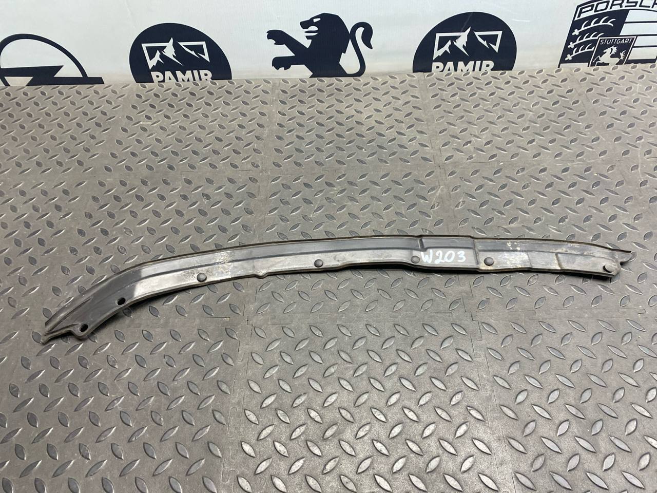 Уплотнитель двери передний левый Mercedes C/W203 2000-2008