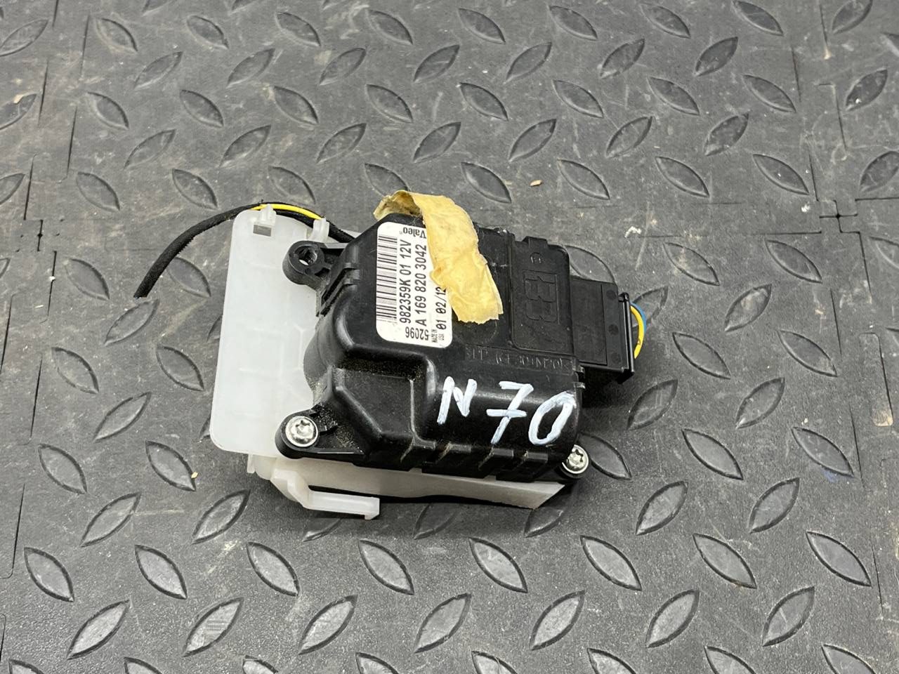 Моторчик заслонки отопителя Mercedes B/W245 2005-2011