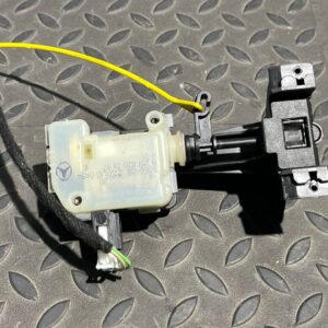 Замок лючка бензобака Mercedes M/W164 2005-2011