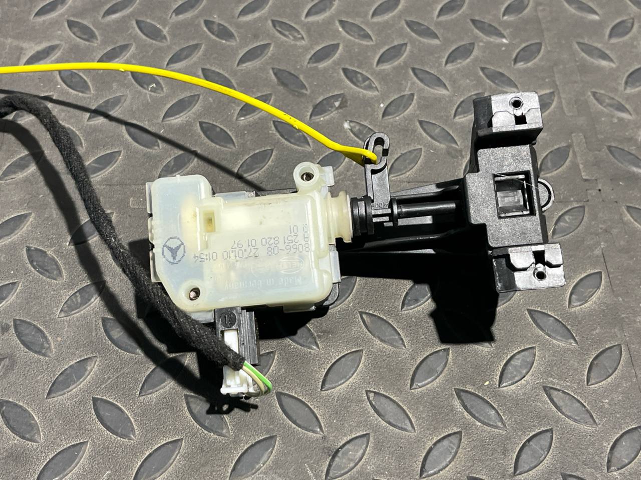 Замок лючка бензобака Mercedes M/W164 2005-2011