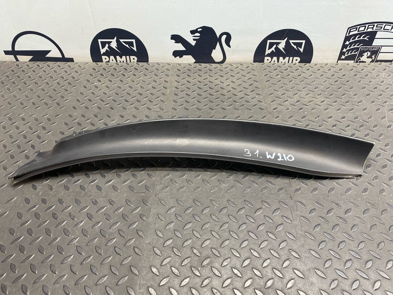 Решетка под лобовое стекло (Жабо) левая Mercedes E/W210 1995-2003